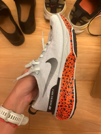 Używany Orange Invincible 3 Running Shoes