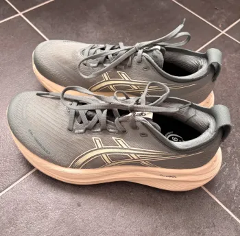 Używany Asics Nimbus 27 Running Shoes