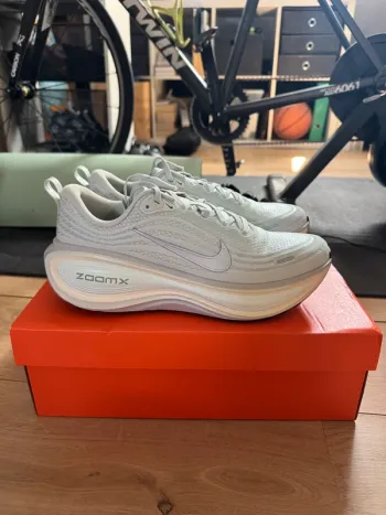 Nike Vomero Plus Running Shoes usato