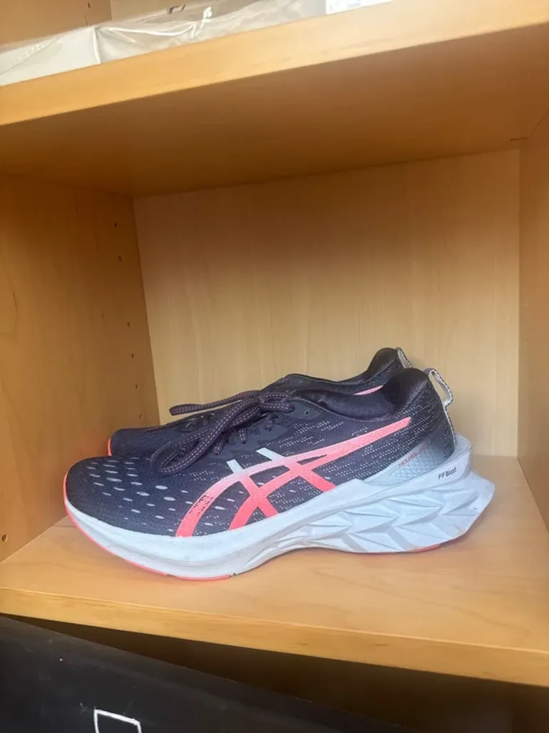 Used Asics Novablast 2 bike — image 2 of 3