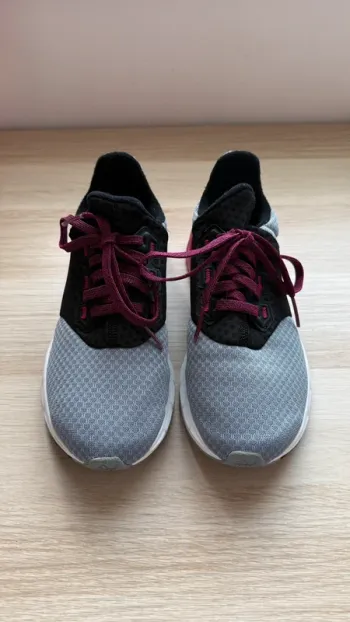 Brugt Adidas Falcon Elite 5 Running Shoes