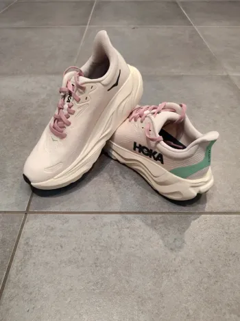 Used Hoka Arahi 8 Running Shoes