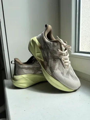 Brugt Asics Novablast 5 Running Shoes