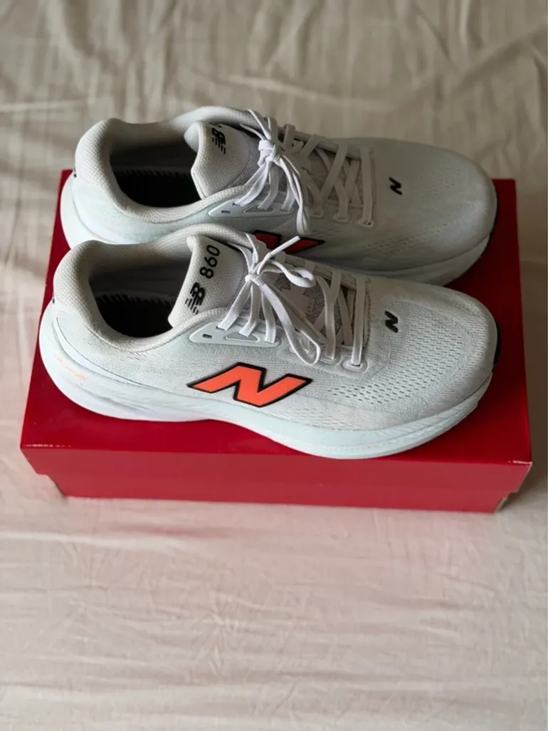 Used New Balance Fresh Foam 860 v15 bike — image 3 of 5