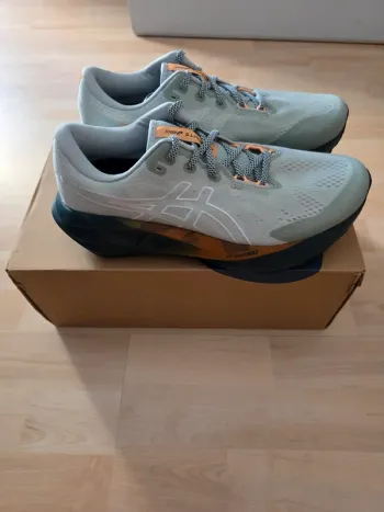 Used Asics Novablast 5 Running Shoes