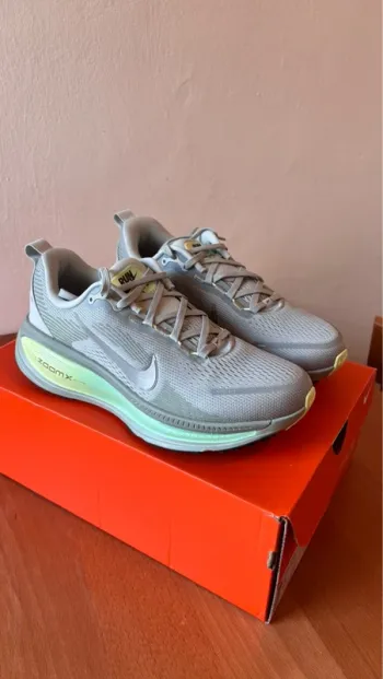Used Nike Vomero 18 Running Shoes
