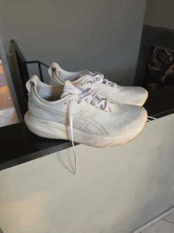 Używany Asics Gel Nimbus 25 Running Shoes