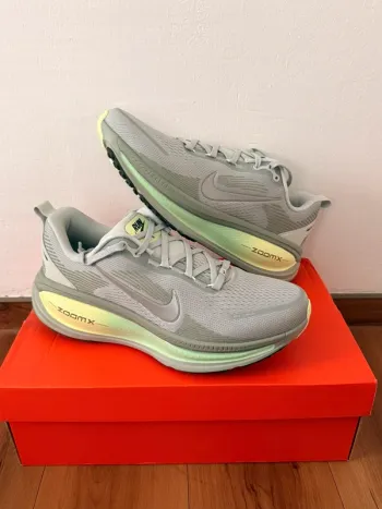 Brugt Nike Vomero 18 Running Shoes