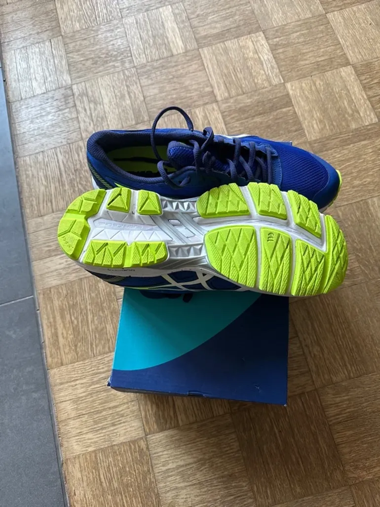 Used Asics Running Shoes bike — image 2 of 5