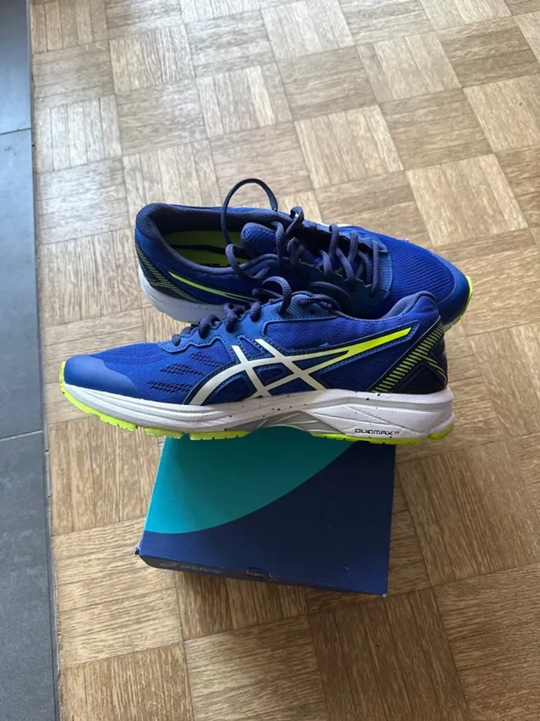 Used Asics Running Shoes bike — image 3 of 5