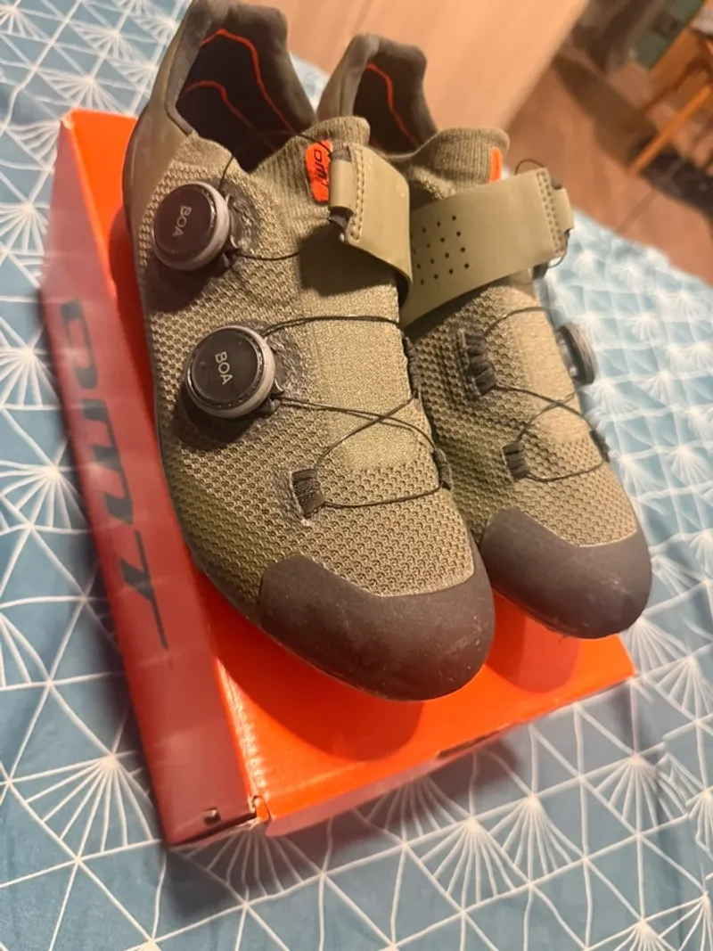 Käytetty Dmt MH10 Cycling Shoes