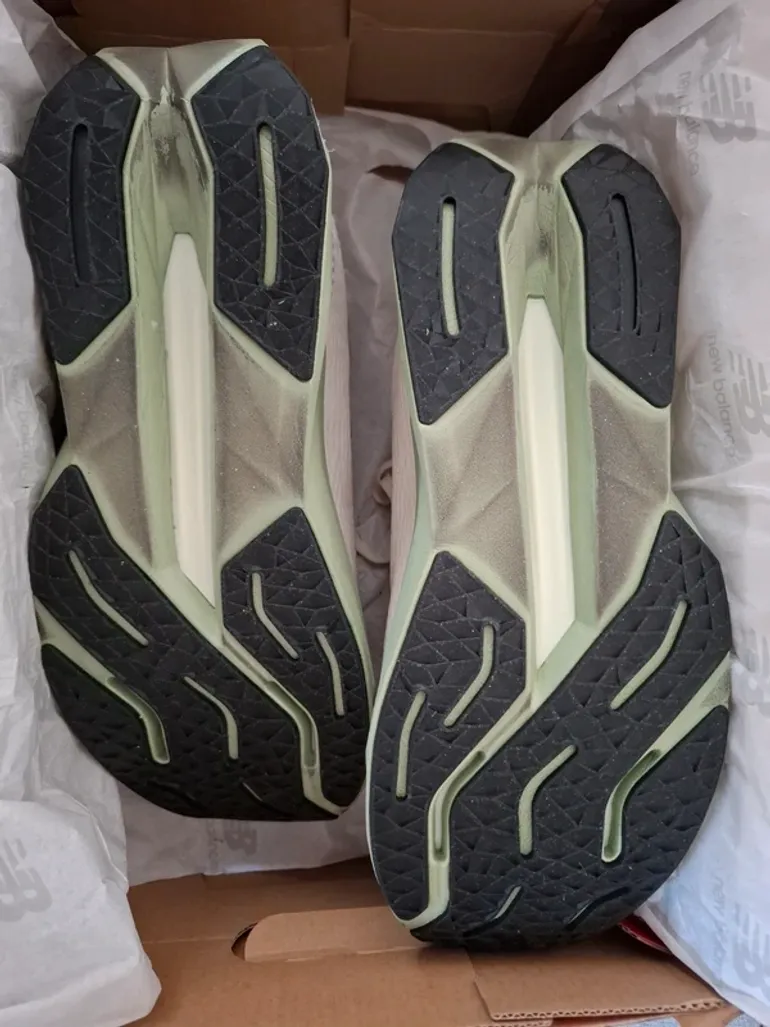 Used New Balance FuelCell Propelv5 bike — image 3 of 8