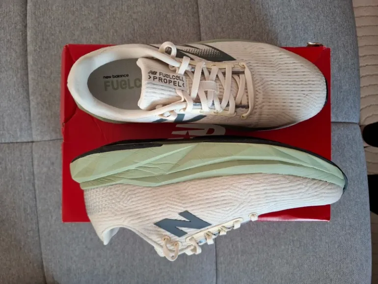 Used New Balance FuelCell Propelv5 bike — image 7 of 8