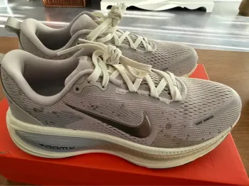 Used Rose Vomero 18 Running Shoes