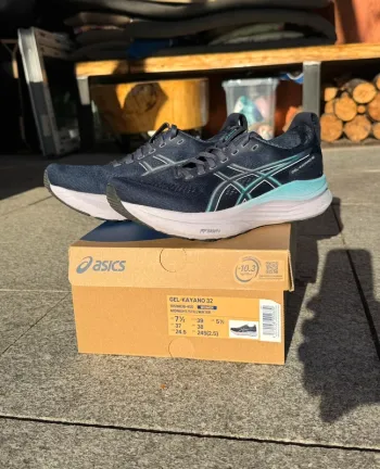 Used Asics Gel-Kayano 32 Running Shoes