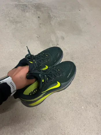 Used Nike Vomero 18 Running Shoes