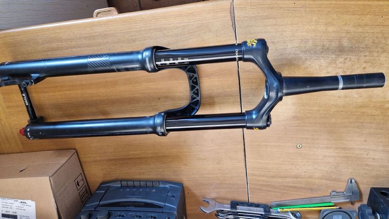 Brugt RockShox Yari Rc 2022 bike — billede 5 af 8