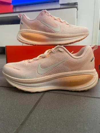 Käytetty Orange Vomero 18 Running Shoes