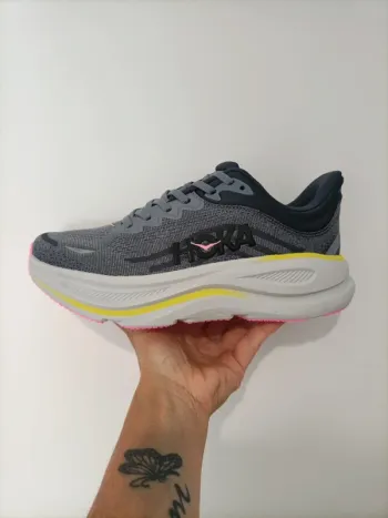Used Rose Bondi 9 Running Shoes