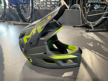 Used MET Casco Parachute MCR bike — image 2 of 4