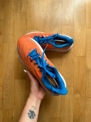 Used Hoka Arahi 6 bike — image 2 of 13