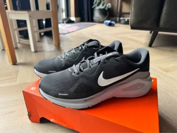 Used Nike Structure 26 Running Shoes