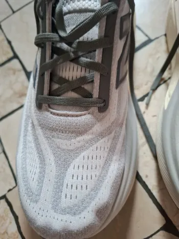 New Balance Running Shoes Size 44 bike de segunda mano — imagen 2 de 11
