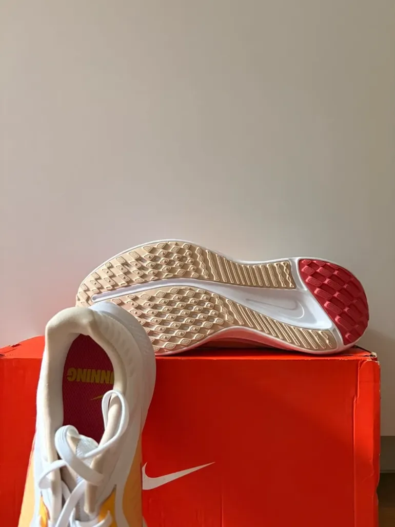 Orange Nike Running Shoes bike d'occasion — image 2 sur 5
