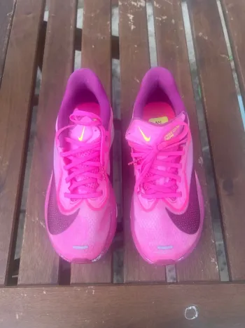 Käytetty Rose Zoom Fly 6 Running Shoes