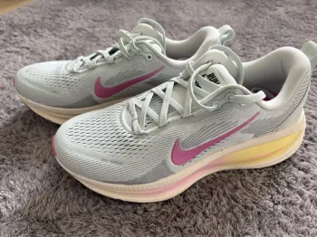 Used Nike Vomero 18 Running Shoes