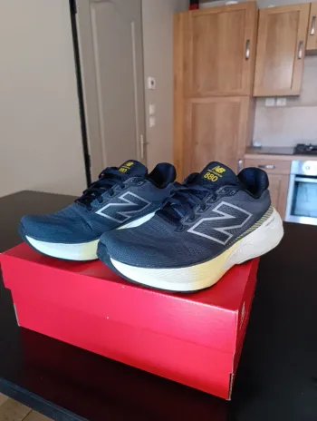 Used New Balance Fresh Foam M880J15 Running Shoes