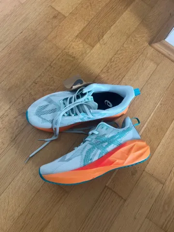Tweedehands Standard Novablast 5 Running Shoes