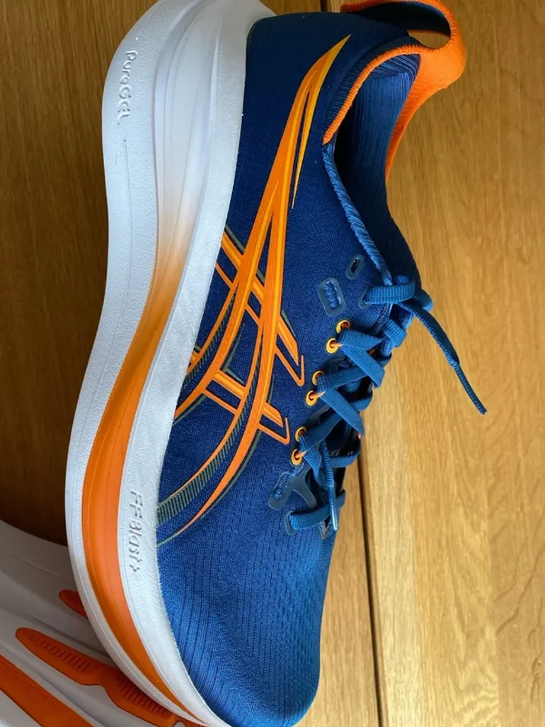 Used Asics Gel Nimbus 28 bike — image 3 of 4