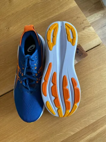 Used Asics Gel Nimbus 28 bike — image 2 of 4