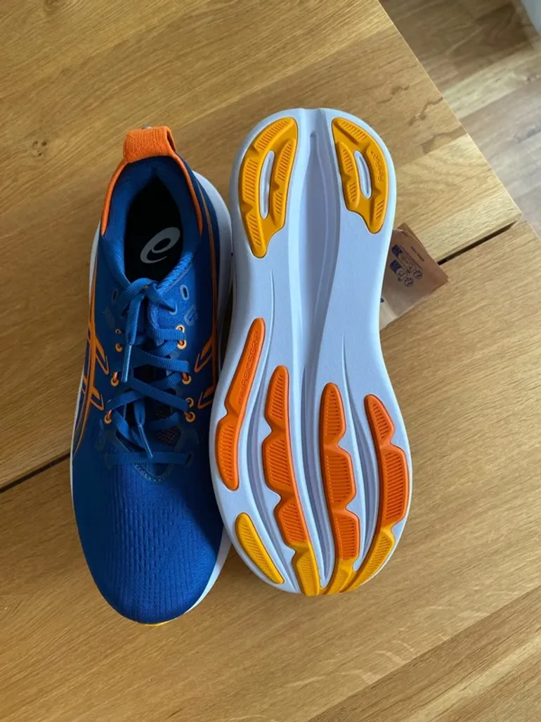 Used Asics Gel Nimbus 28 bike — image 2 of 4