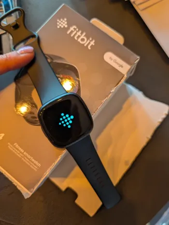Used Fitbit Versa 4 Electronics