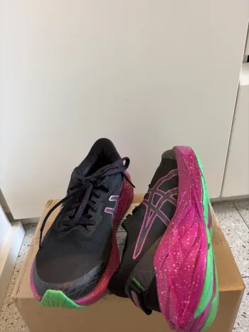 Used Asics Novoblast 4 Running Shoes