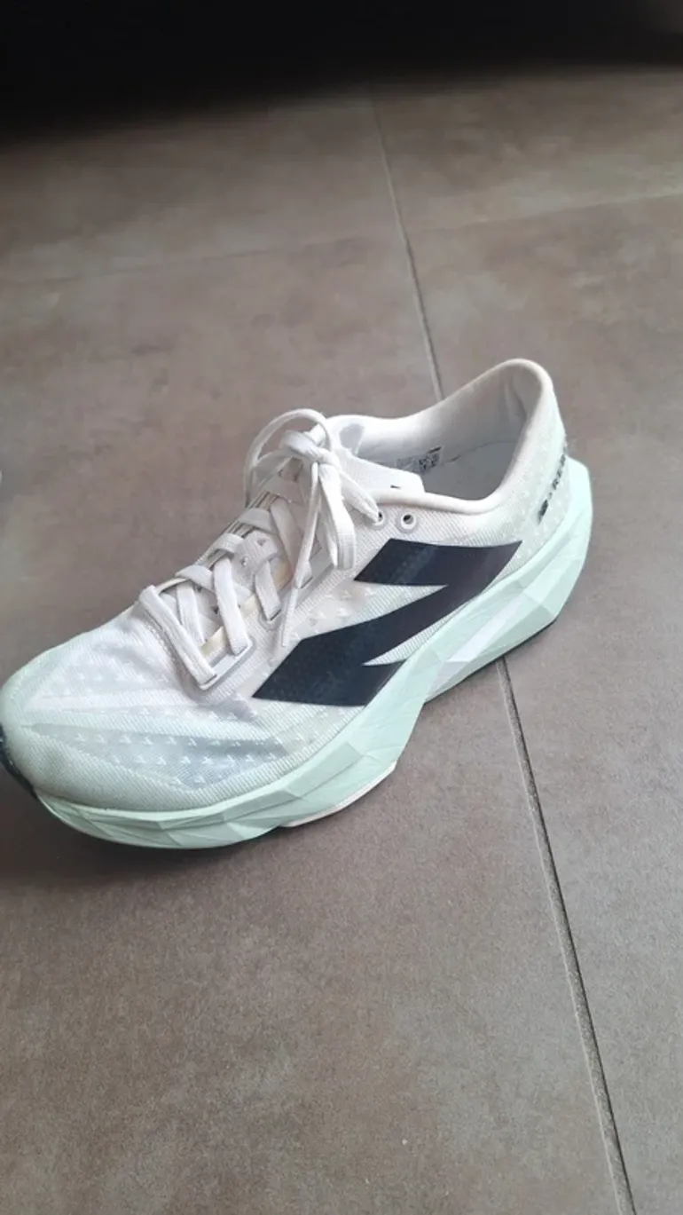 Used New Balance FuelCell Rebel v4 bike — image 3 of 5
