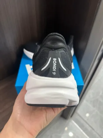 Used Hoka Chaussures de course bike — image 2 of 5