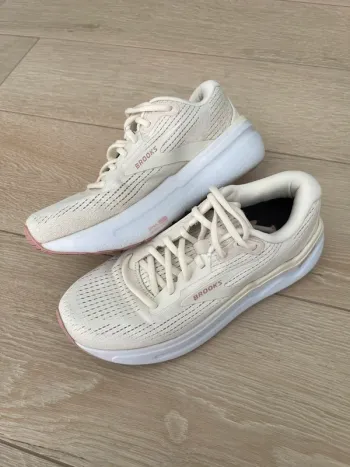 Used Brooks Ghost Max 2 Running Shoes
