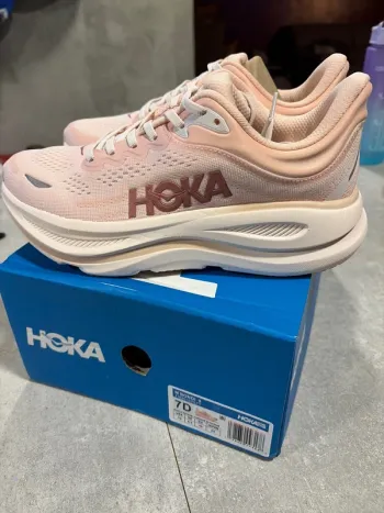 Used Rose Bondi 9 Running Shoes