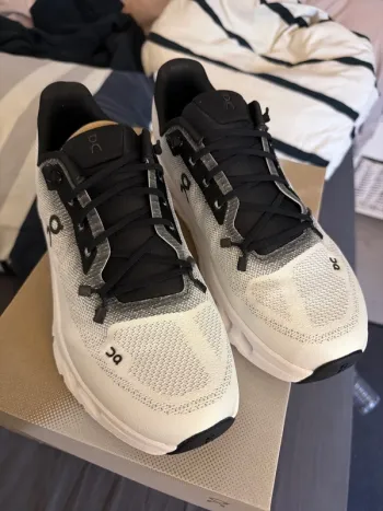 Używany On Running Cloudtilt Running Shoes
