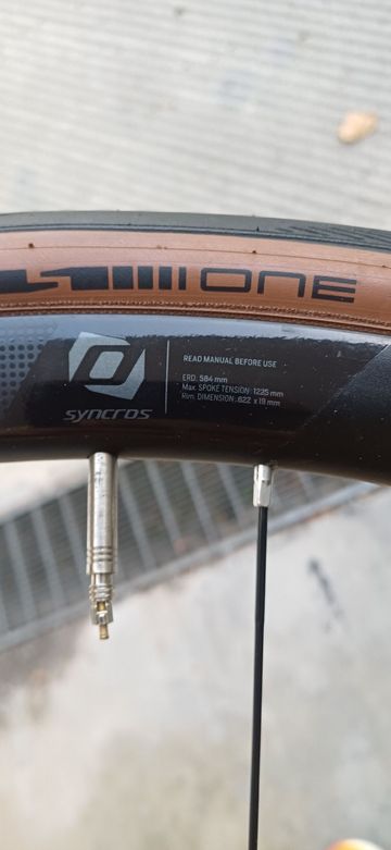 Used Syncros RR 2.0 Disc Wheelset bike — image 3 of 6