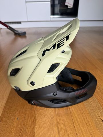 Używany MET Parachute MCR Helmet Cycling Accessories