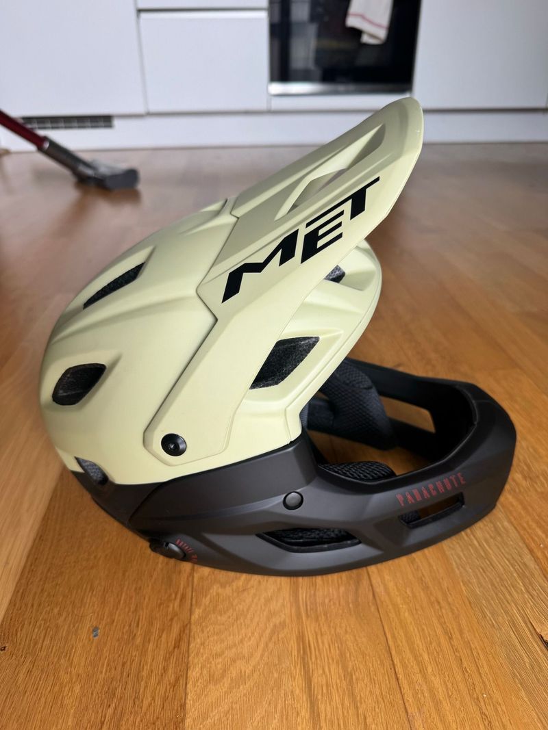 Used MET Parachute MCR Helmet Cycling Accessories
