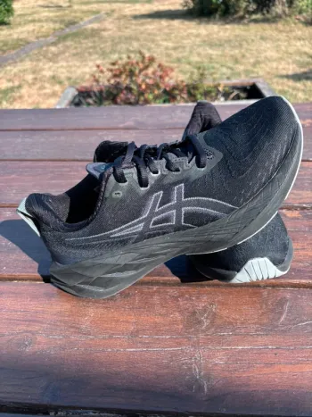 Asics Novablast 5 Running Shoes d'occasion