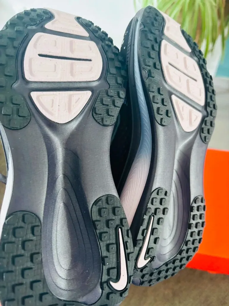 Used Nike Vomero 18 bike — image 4 of 5