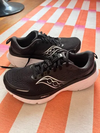 Used Saucony Guide 18 Running Shoes