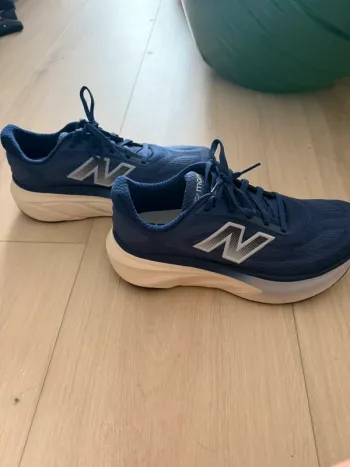 Used New Balance Fresh Foam V5 bike — image 3 of 5