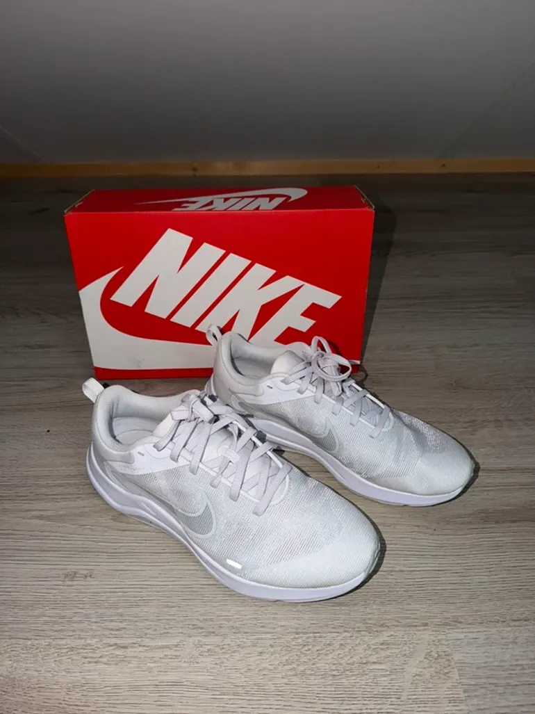 Used Nike Sneakers bike — image 2 of 4
